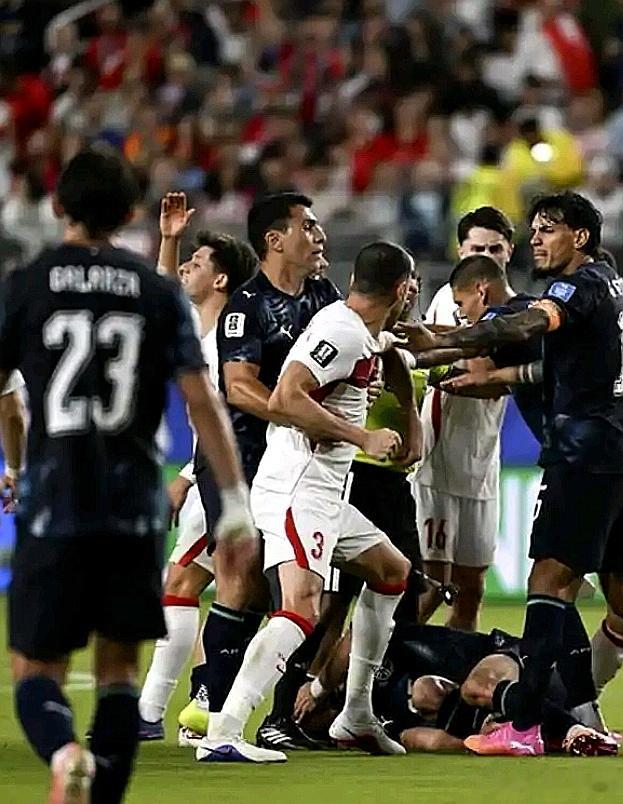 2026美加墨世界杯，土耳其队上半场丢球，巴拉圭被罚下一人。下半场土耳其凭借多一