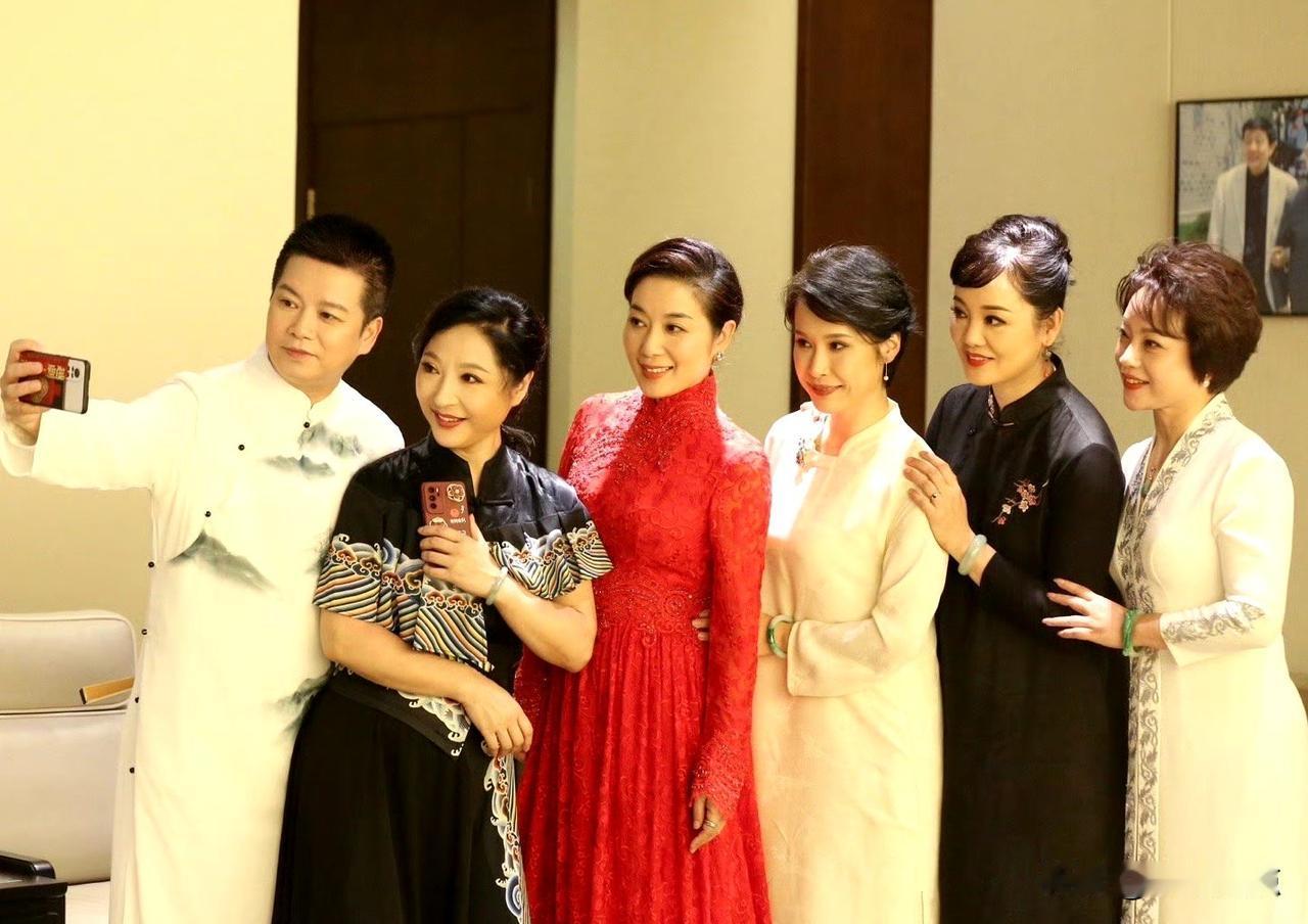 “越剧王子”赵志刚与“越剧女儿国”里的美女们合影，这些美女可都是当今越剧舞台上的