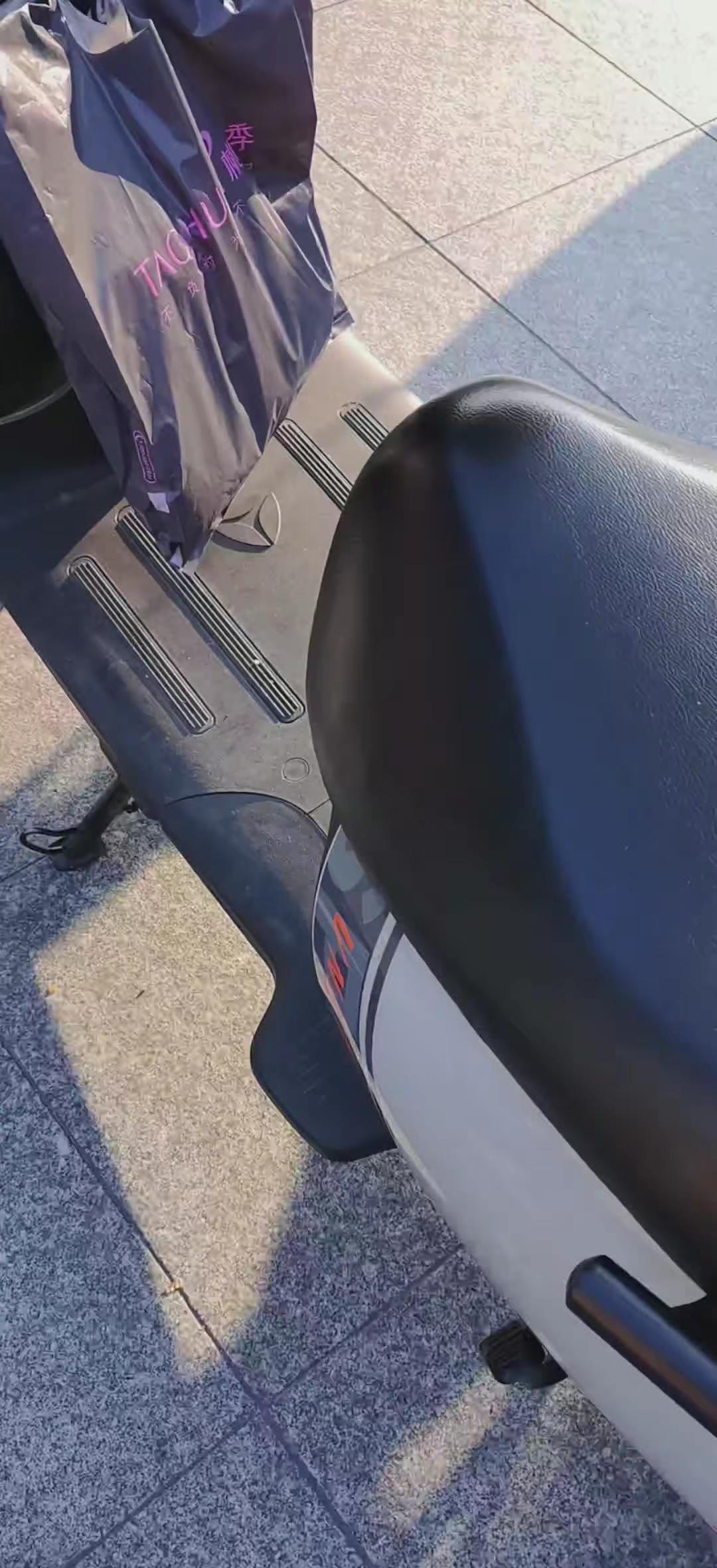 我都无语了，开摩托车都敢拉几个人的人，既然怕开小毛驴。