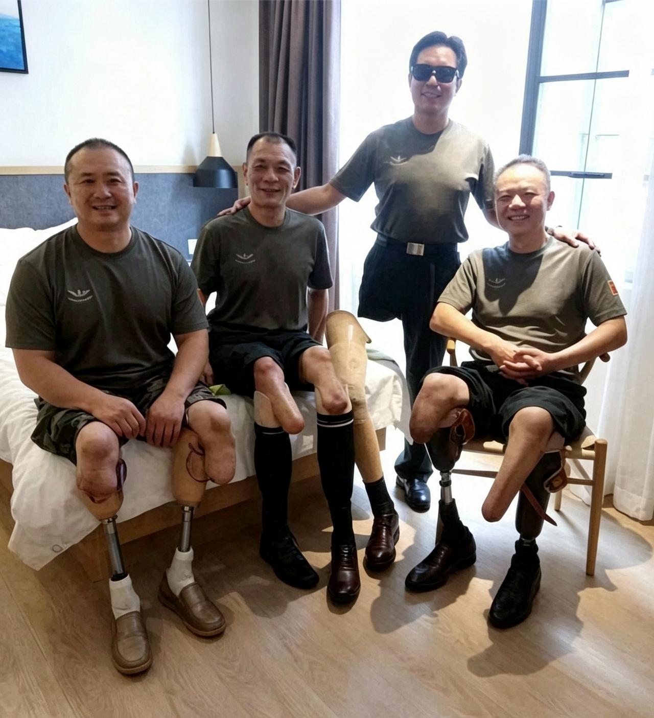 这张令人动容的照片里，是四位参加两山作战的伤残老兵，大家常这样概括他们：四人，仅