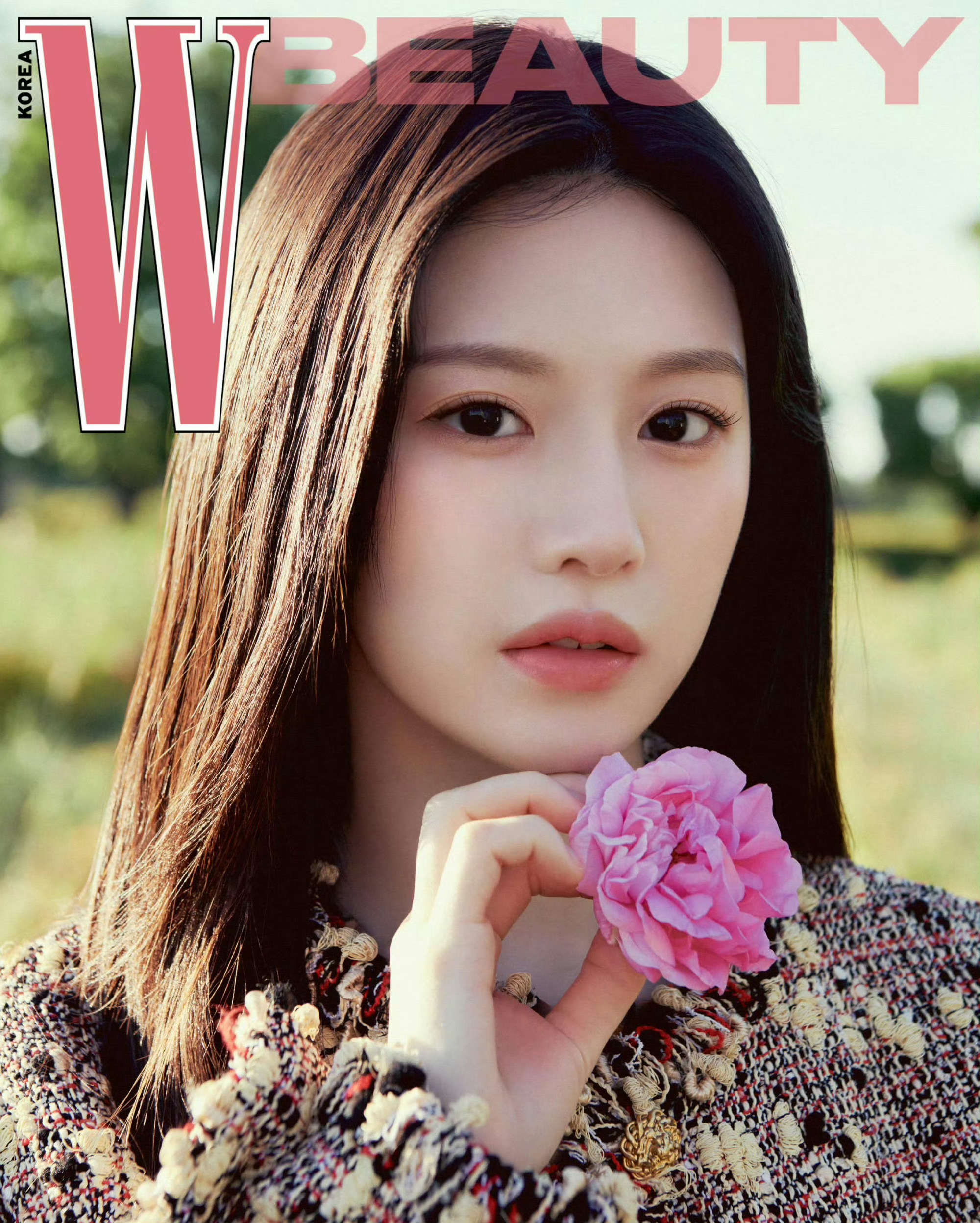 高允真登W Korea Beauty美妆画报，置身香奈儿繁花田，奔赴格拉斯浪漫寻