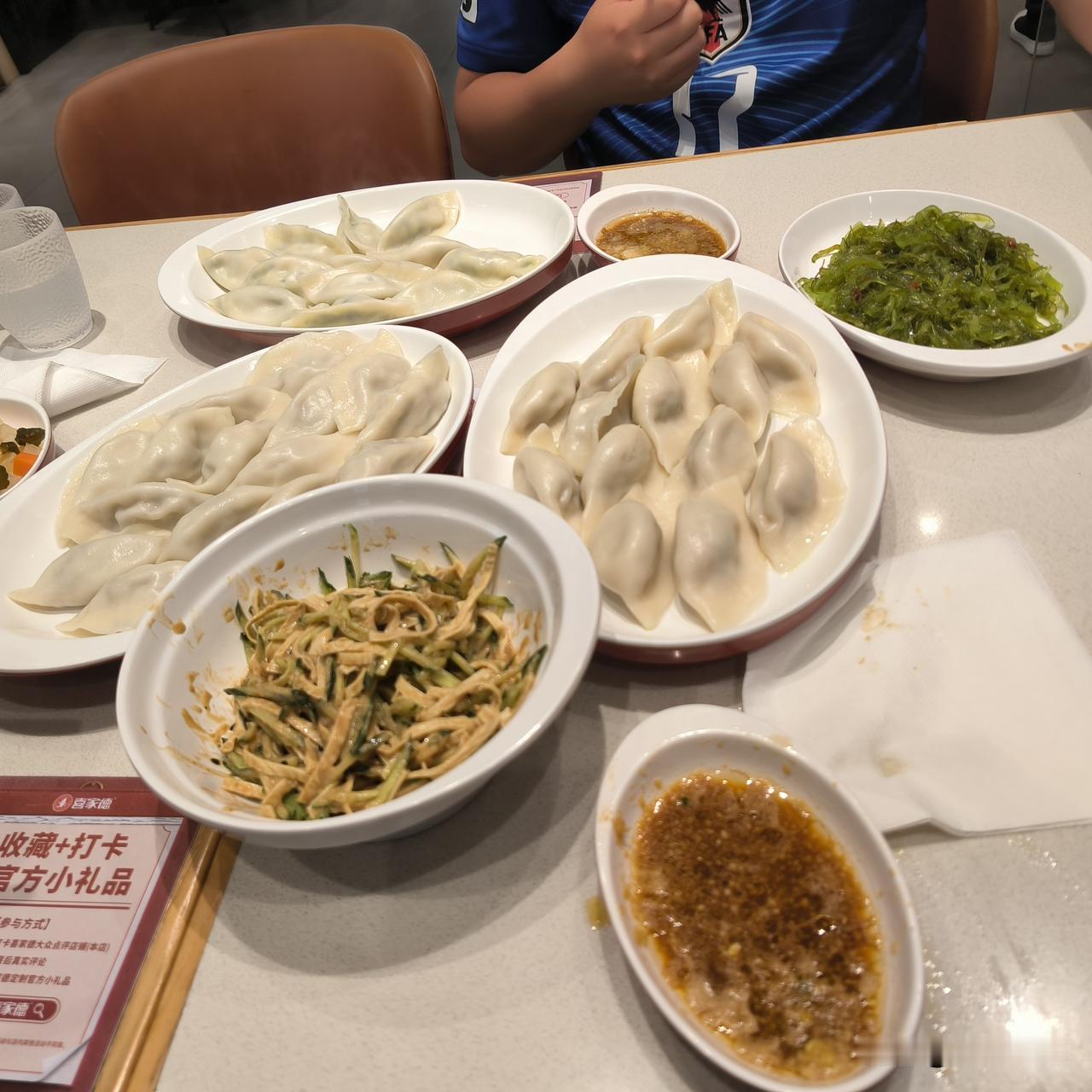 妈妈的爱好像是有限的

胖二回家的当天中午我精心做了几个菜，炖鸡剩了一大半。到了