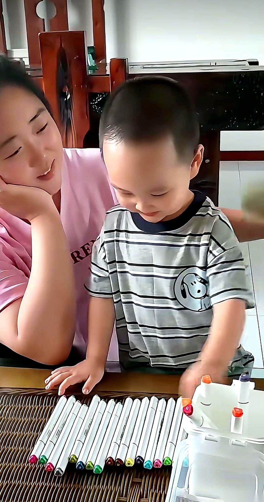 刷到米乐儿妈妈更新的视频，文案上明晃晃挂着一行字：“今天的幸福瞬间是爸爸给的。”