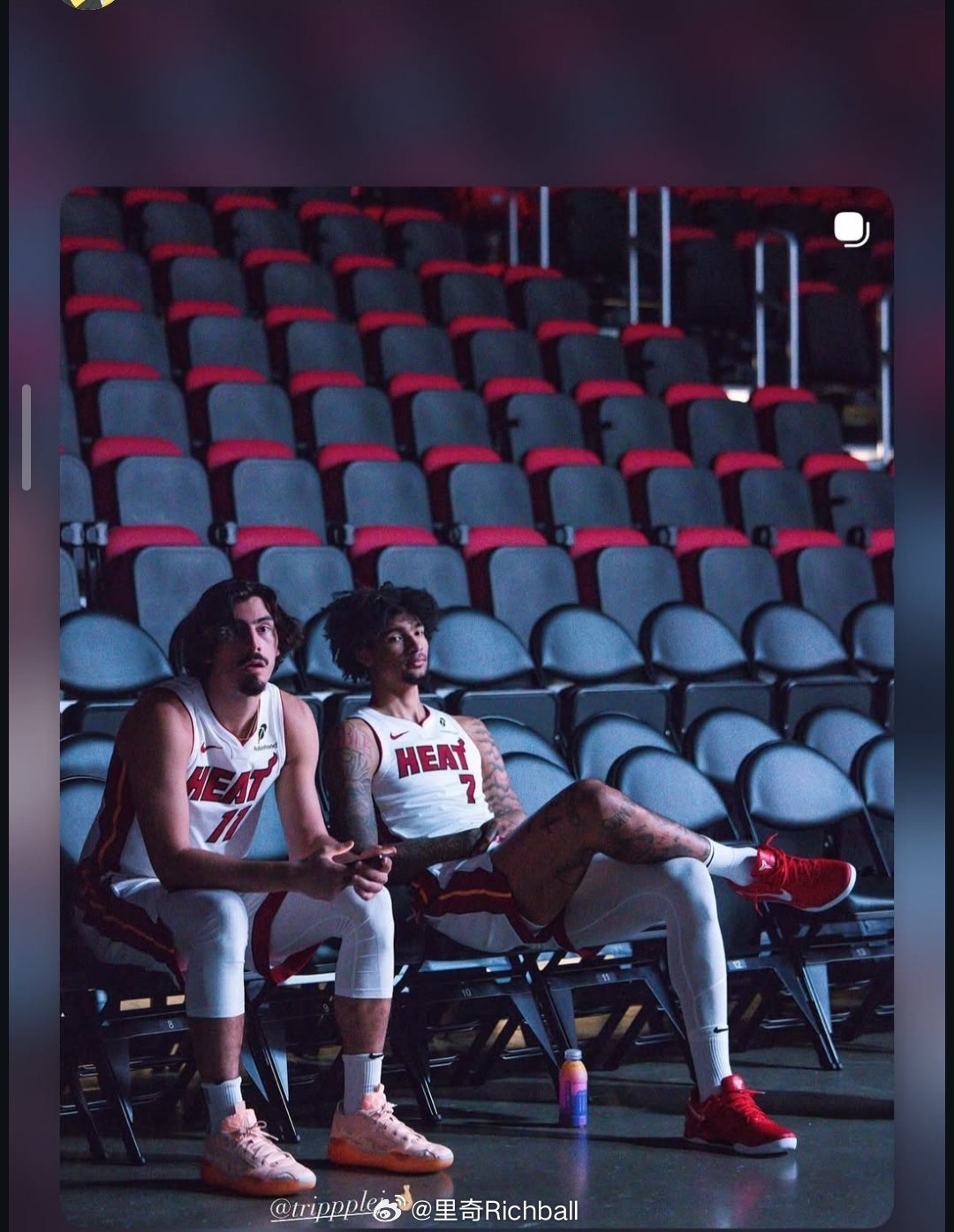 维尔发了一张和哈克斯的合影，俩人穿着热火球衣nba交易nba选秀大会