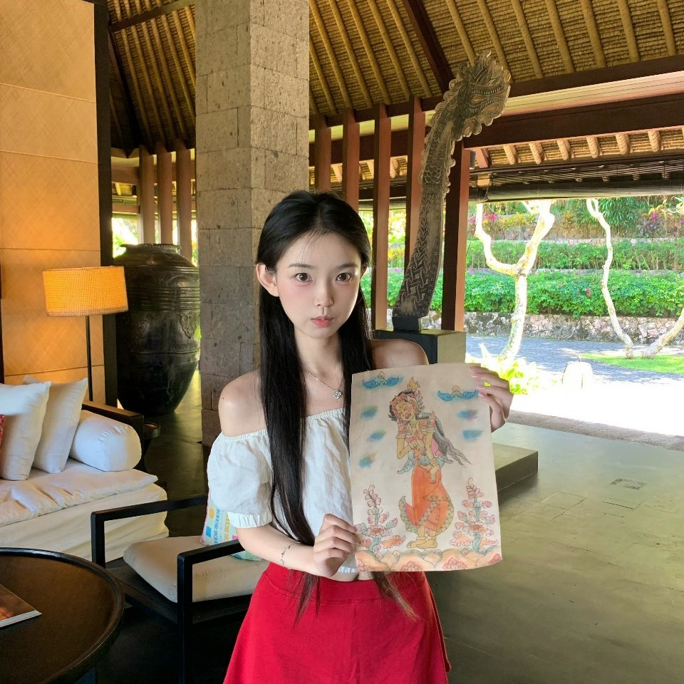 思慕社字母 我出差那晚，它叼走我换下的旧T恤，团成窝睡在上面。视频里它抱着那件衣