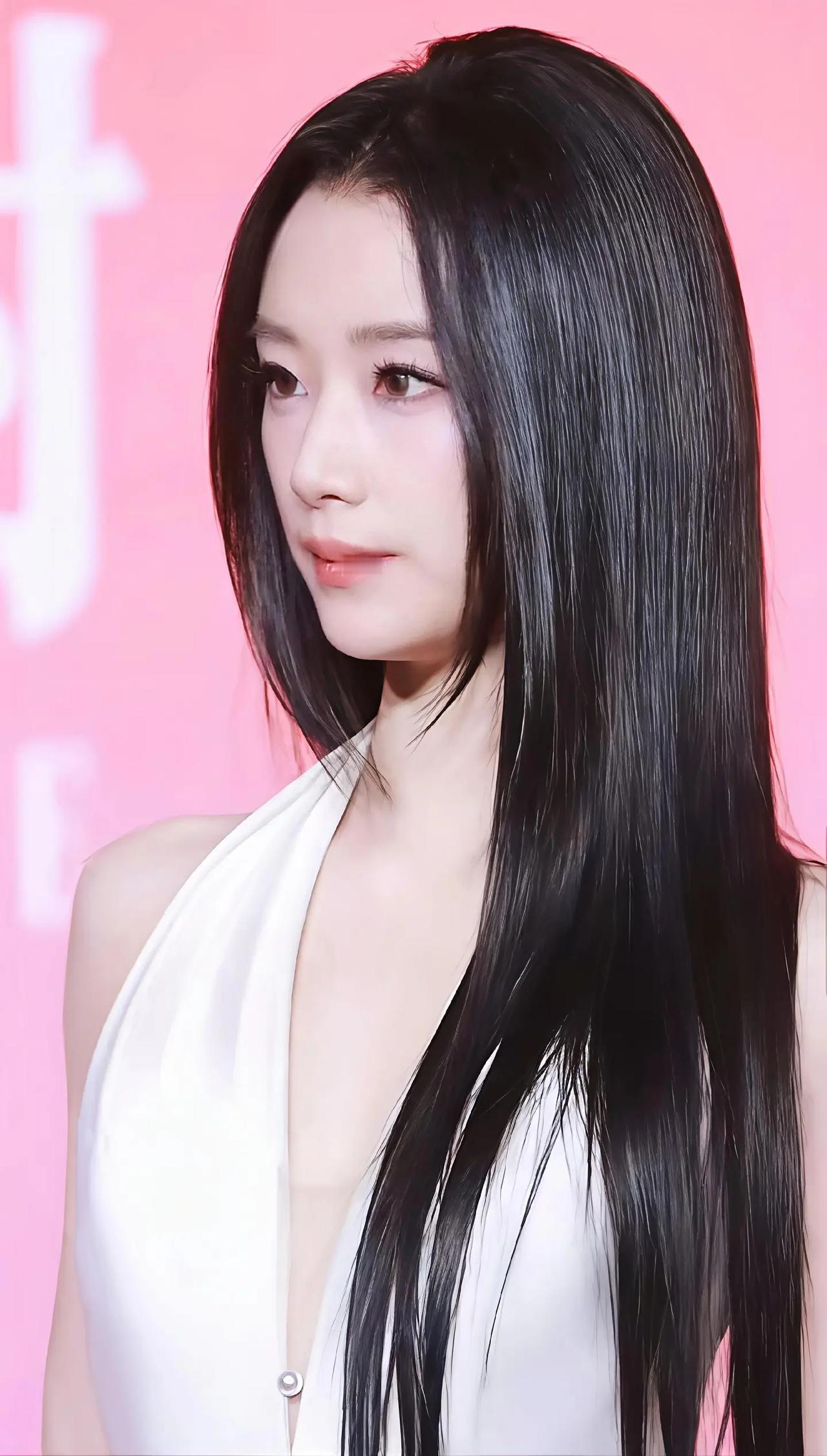 优雅黑发女神，白裙惊艳亮相。魅力女神王小亿！