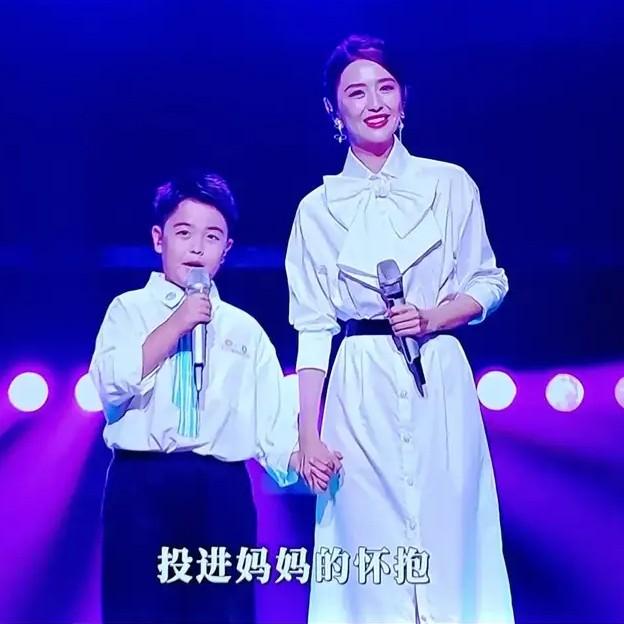 佟丽娅怕是憋了一肚子火
自己儿子像爸也就算了
但更让她想不通的是，这孩子竟然连小