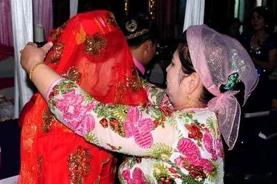 婆婆妈妈撞脸酷似双胞胎 婆婆妈妈撞脸似双胞胎
1月28日，山东一场婚礼上出现极具