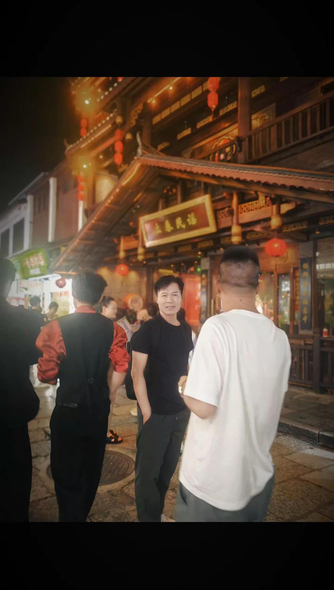 很多事说了也没意义，所以我选择了沉默……属于古城独有的浪漫 感受夜市里的人间烟火