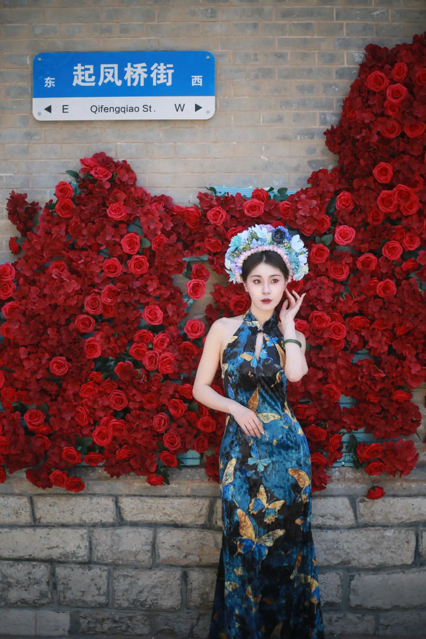 发现济南曲水亭街新晋拍照打卡墙
当鲜花簪花配上这网红蓝色旗袍太绝了