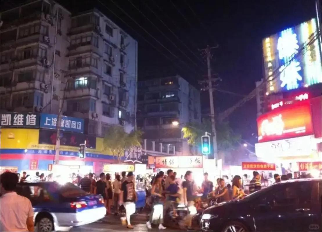 上海现在已经没有路边摊了。


其实倒不是上海人不爱吃路边摊。


老早路边摊头