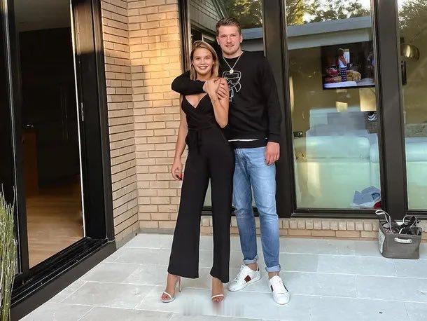TMZ报道，卢卡的前未婚妻向他提出5000万美元抚养费诉求，其中4000万归她，