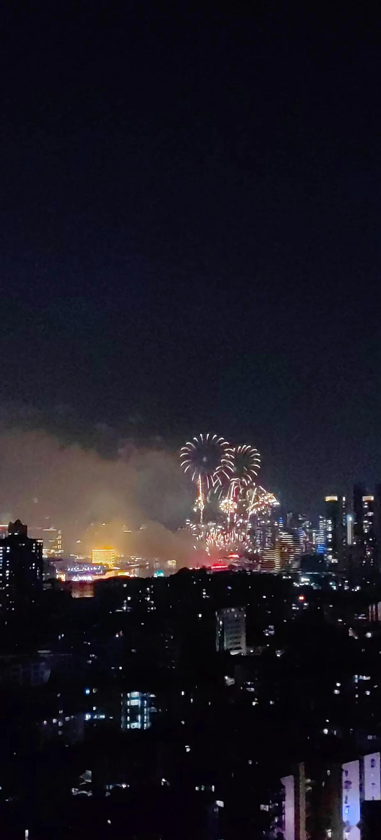 昨晚一个朋友在芳村自己家，拍到的广州白鹅潭烟花汇演，太漂亮了！美丽的夜景广州，广