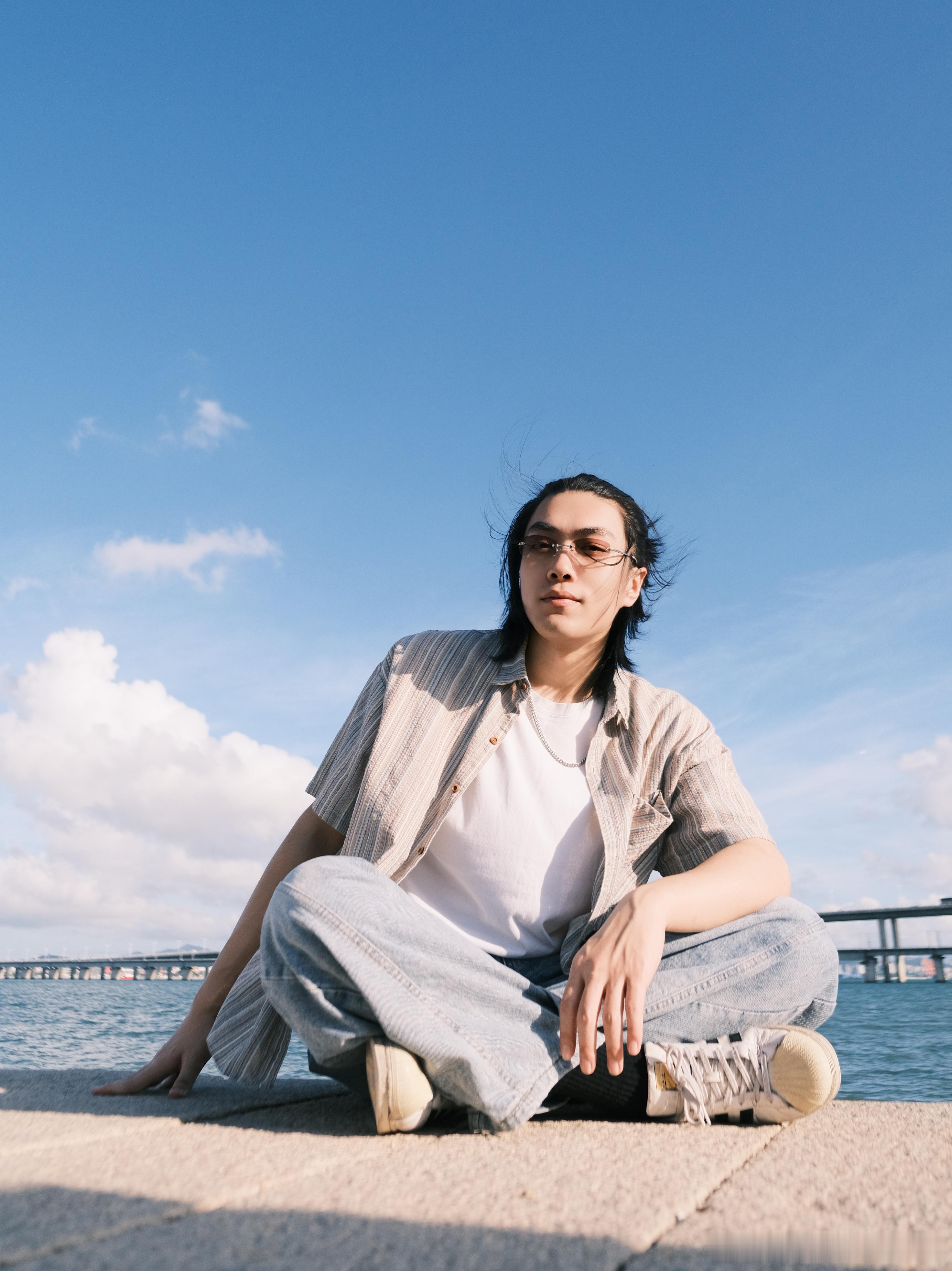 在海边的人可以大声说话海洋的声音永远是丰富的，海浪拍打礁石，海风的呼啸，远处轮船