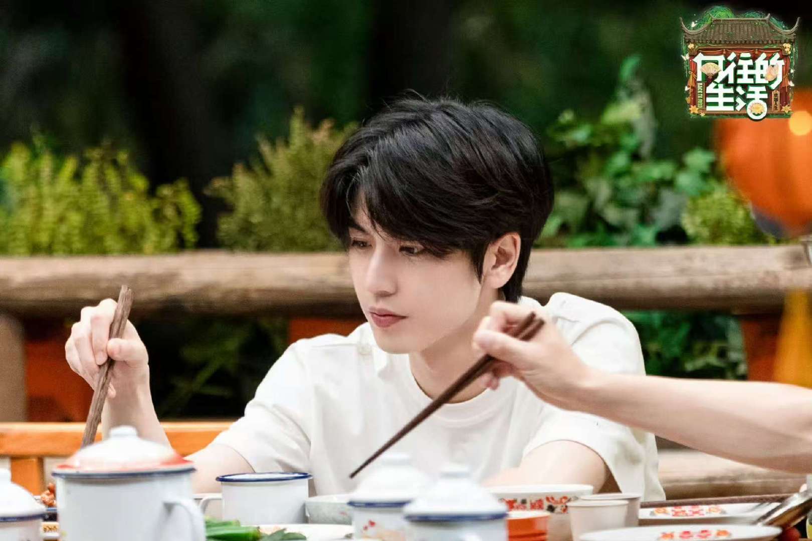 张凌赫在蘑菇屋干饭的形象都很清爽啊！