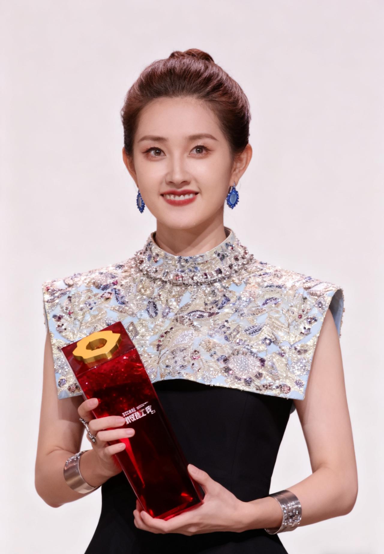 短剧救急，女主爆红背后的风险与收益.

郭宇欣今年25岁，以前拍过长剧但没什么名