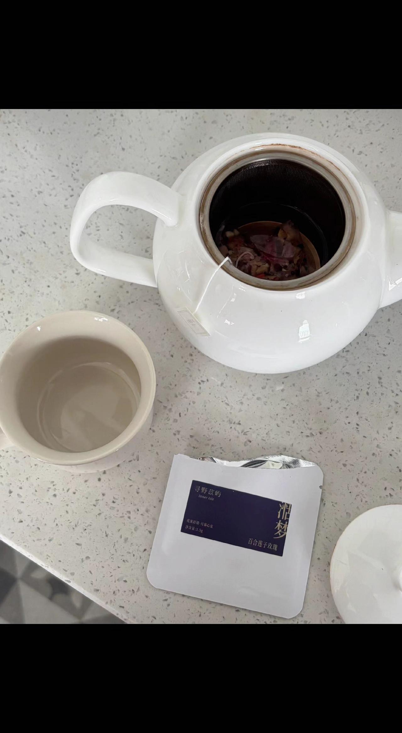 🍵沸水唤醒蜷缩的叶，瓷壶里漫出琥珀色的时间⏳。偷得浮生，半杯清欢抵流年✨