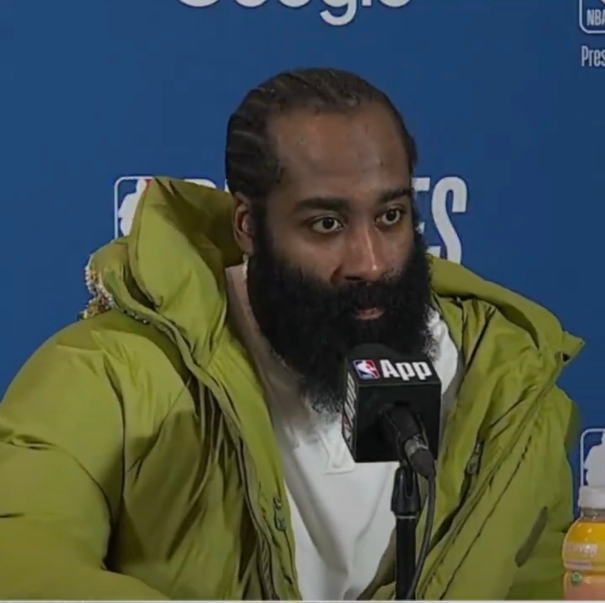 哈登谈第五场的心态：“我们今年主场一直很强，又有球迷们的支持，肯定能打得更好。对