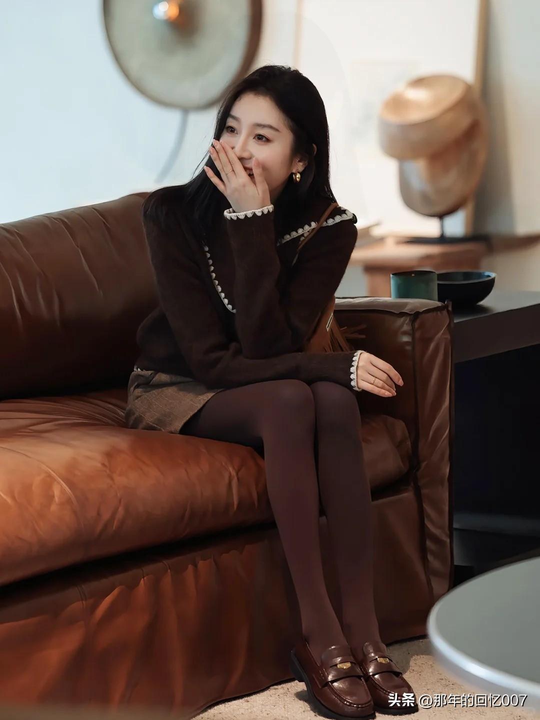 想象一下，在温馨的家中，优雅地坐在棕色沙发上，那是一种怎样的享受。就像设计图里的