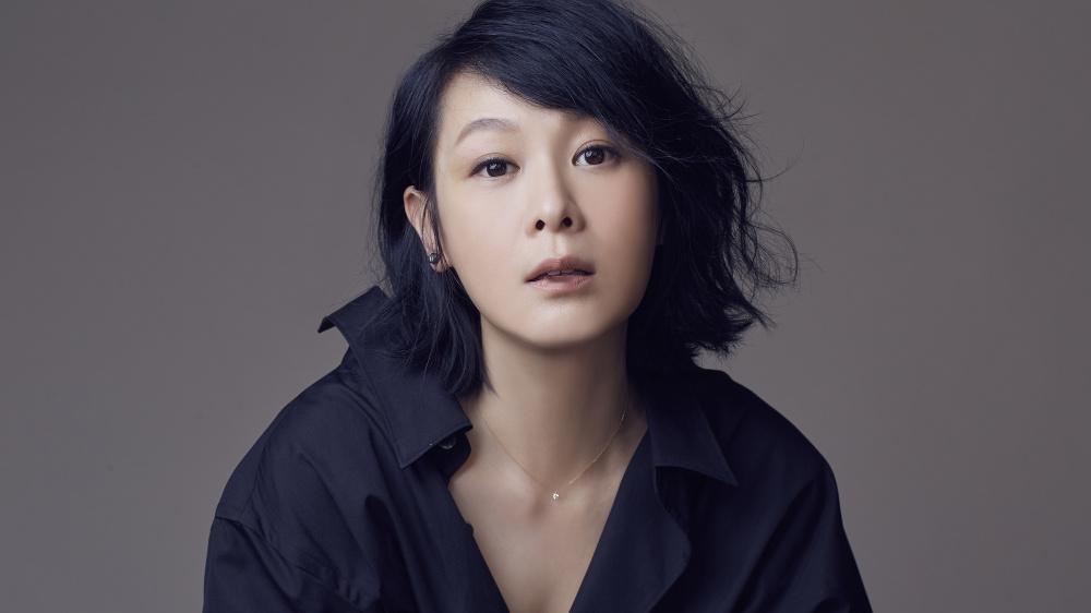 2011年，42岁刘若英与小11岁钟小江低调完婚，谁料新婚夜刘若英竟提出：一是全