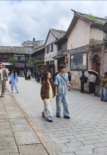 高梓淇与现女友穿情侣装出游互动超甜蔡琳回应高梓淇新恋情只要不影响孩子就好休闲出行