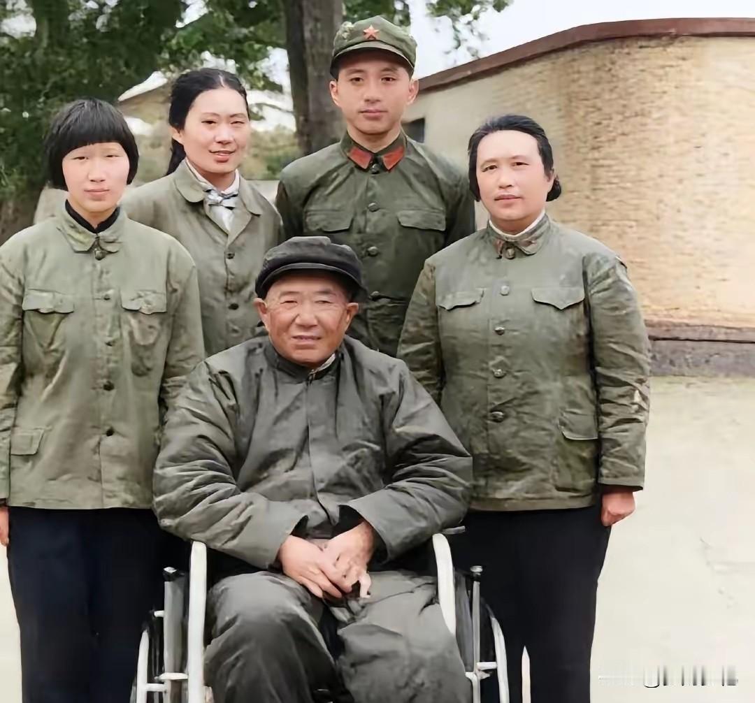 72岁大将轮椅上的最后合影：把余生当青春，却遗憾定格在治腿路上
 
1978年夏