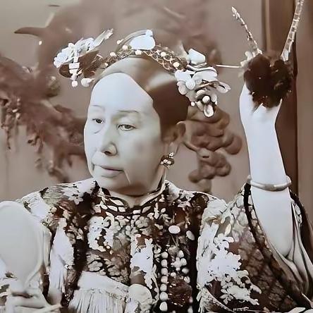 1885年，74岁左宗棠去世。慈禧闻讯，连忙翻阅左宗棠临终前上的奏折，脸色大变，