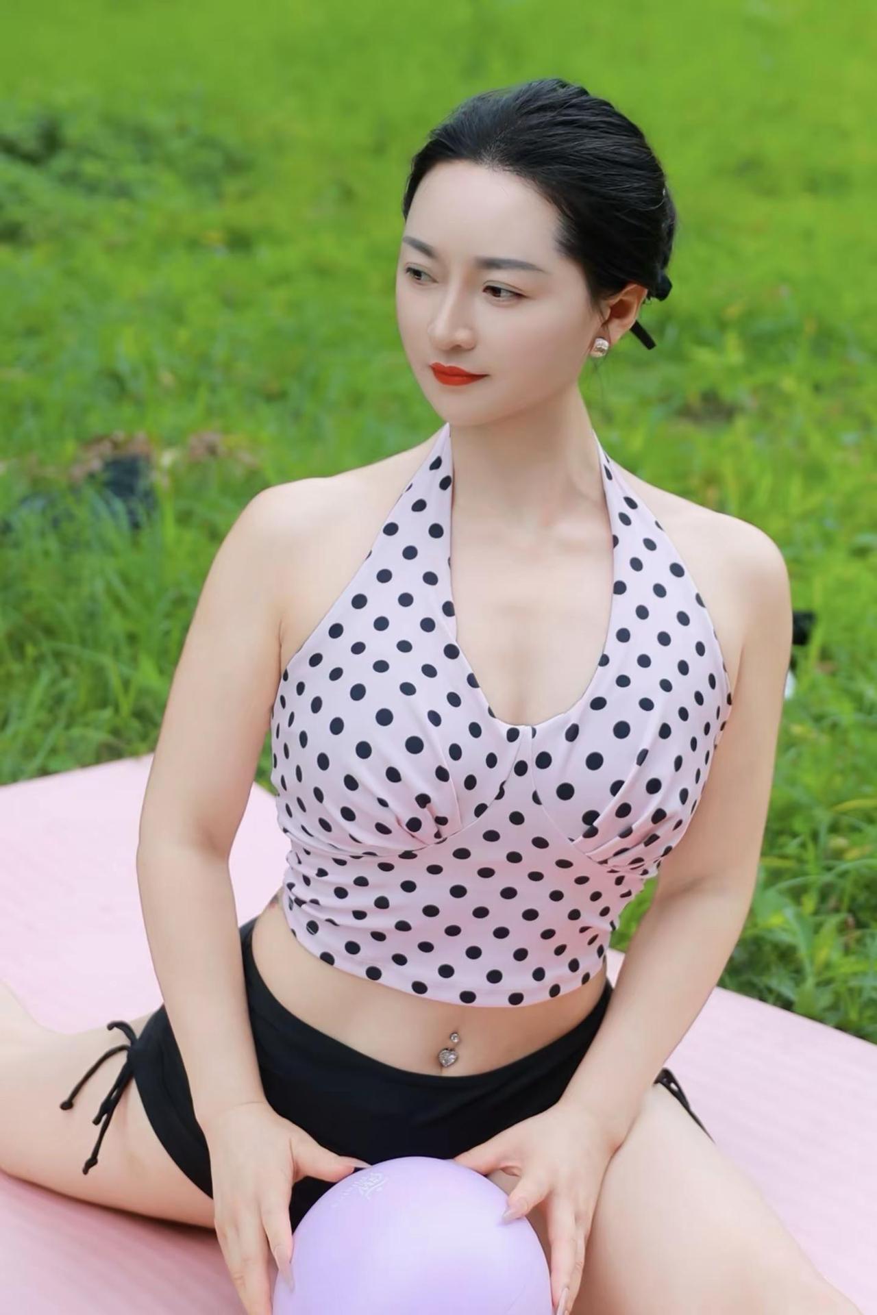 把瑜伽垫搬到自然里，听风、吸氧、拉伸，和自己和解是生活最温柔的疗愈。瑜伽 身材户