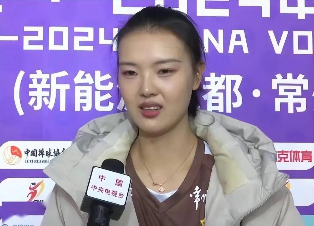 江苏女排第三局输球，施导责任重大，一套整容打到底，不能合利暂停、换人、变阵改变场