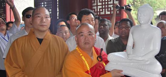 按照常规来说，这次释永信倒台，十年前曾举报过他的释延鲁应该很高兴才对，因为释永信