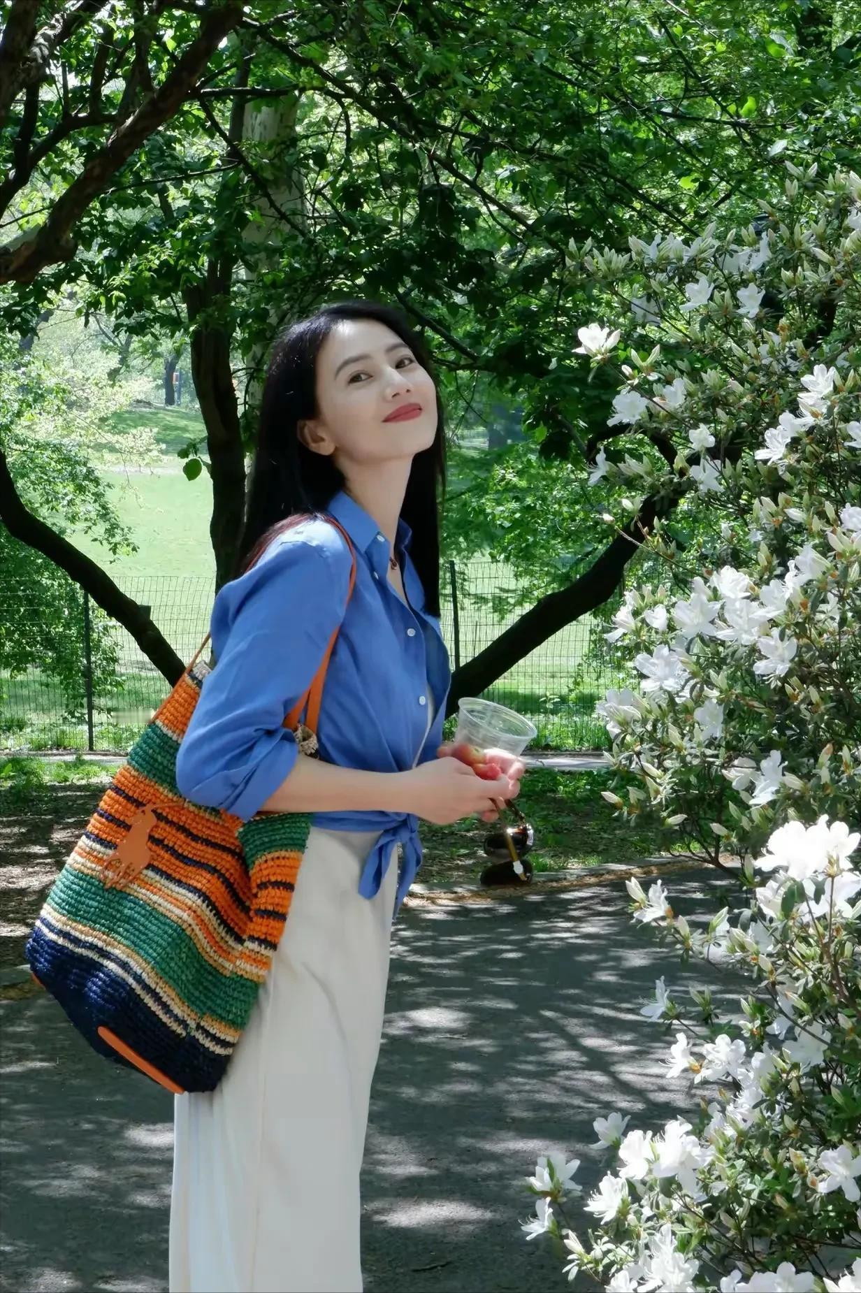 高圆圆夏日户外出游！衬衫吊带裙就能美出天际，不愧是长在我心坎上的女神，浅笑嫣然，