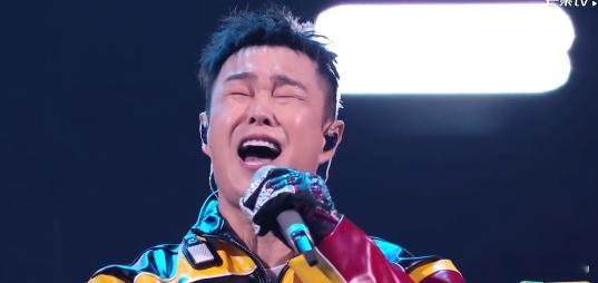 爱的主打歌好炸爱的主打歌好嗨披荆斩棘直播 这版改编跳出原版固有的框架，融入团队自