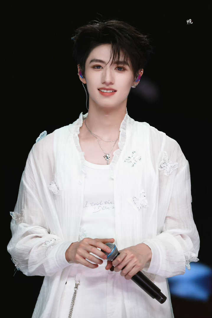 朱志鑫完全大屏战神朱志鑫演唱会大屏战神 鑫之美貌纯享我的嘴巴一直在对着这张伟大的