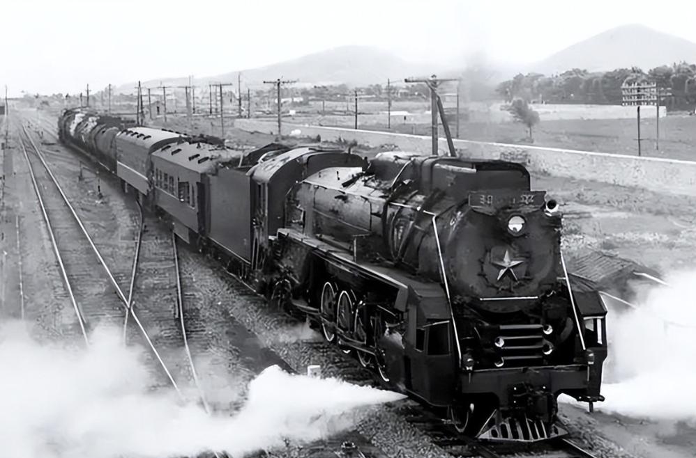 1950年，68名战斗英雄参加完表彰大会，在下火车时，却遭到200多名土匪的袭击