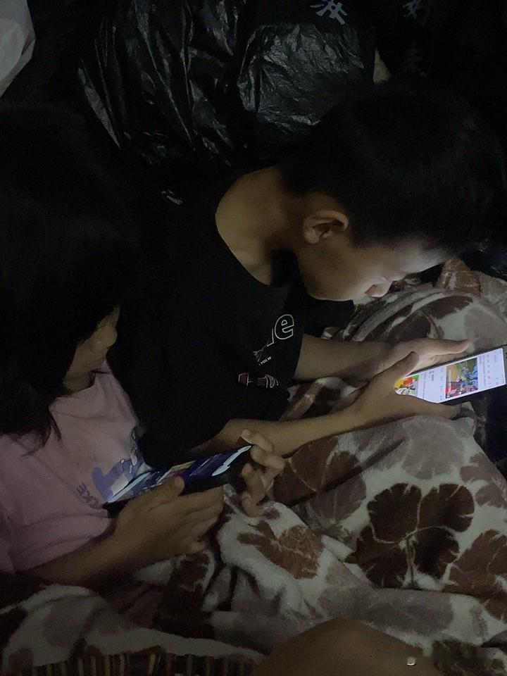 今天（4月10日，周五）早上，儿子起床就说没睡好。刚送到学校没多久，老师就打来电