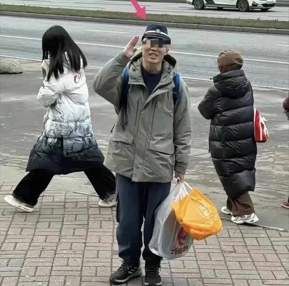 陈某某幸亏是在“莫大”，才会被遣送回来！如果换成其他国家呢？别说开除了，可能连同