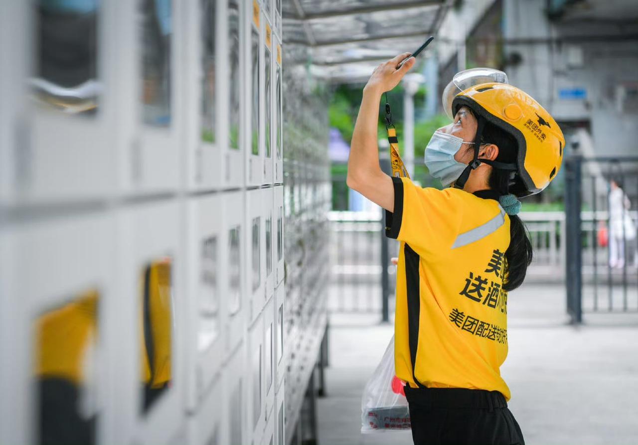 最近明显感觉街上的女外卖员变多了，而且我点十次外卖总能遇上三四回女骑车，她们大多