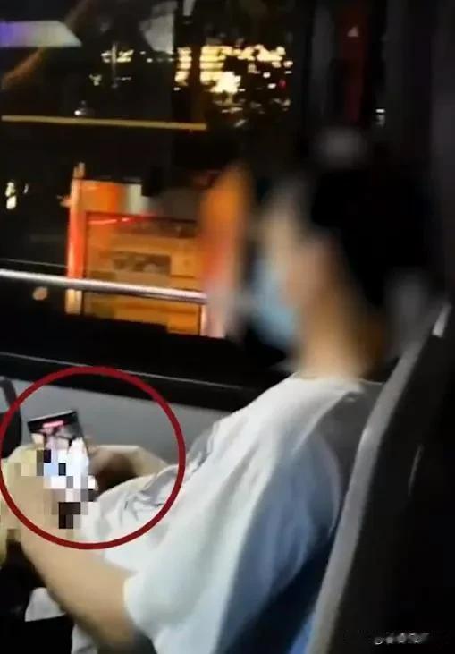 10月27日，网曝海南海口一男子坐公交车裸露下体偷拍女生。被发现后跳窗逃生一段网