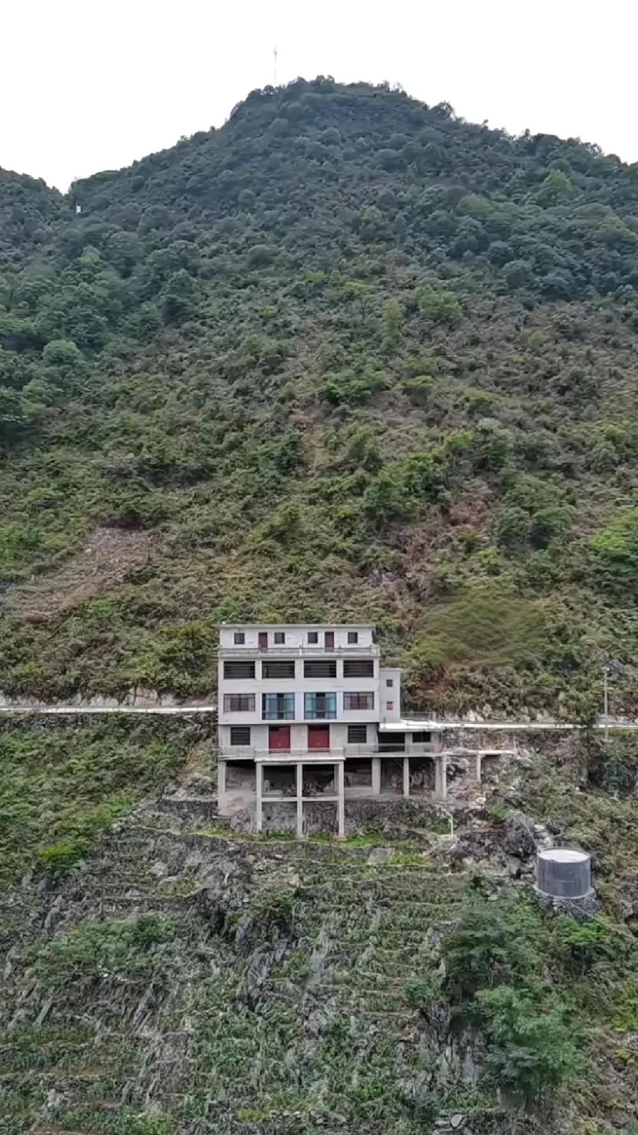 这一看就是广西的地界儿（图），那户人家的房子🏠建在石头山体的峭壁陡坡上，虽然房