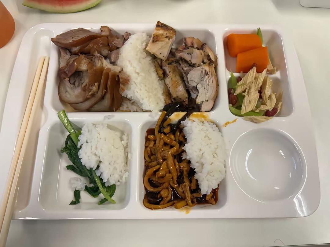 肘子肉，鸡肉，这一份饭如在饭店，至少20元。

看这个应该是某单位或者国企的食堂