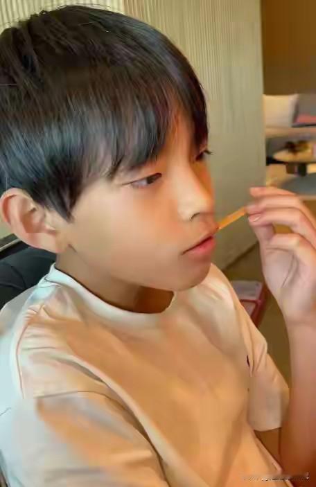 这个孩子如果不说是汪小菲家的小公子霖霖，估计大家都认不出来，也太成熟了，好像14