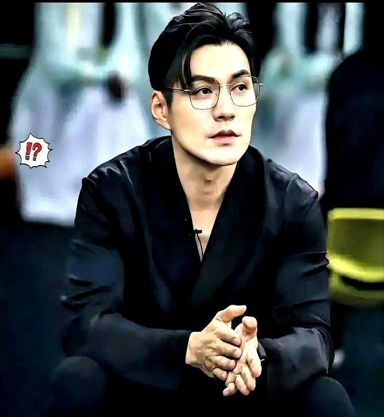 杜若溪当着陈乔恩的面放女儿语音，没问一句“你听不听”。
陈乔恩早说过不生，她偏要