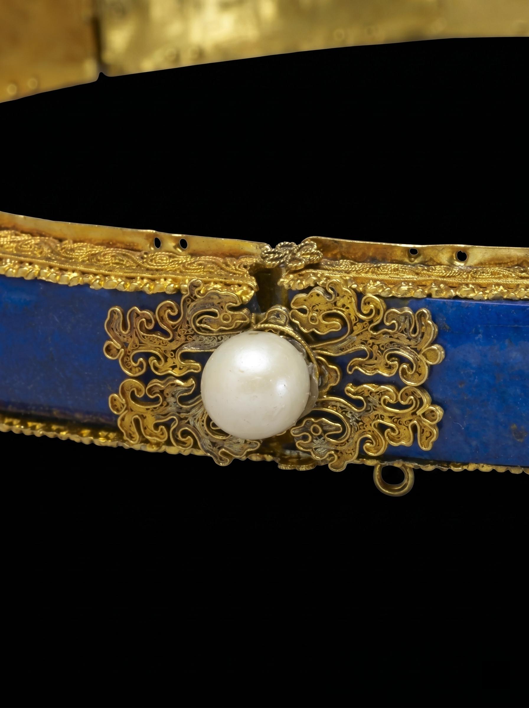 檐下金约｜被礼法校准的女性曲线。🌊虹裳霞帔步摇冠，钿璎累累佩珊珊 —...