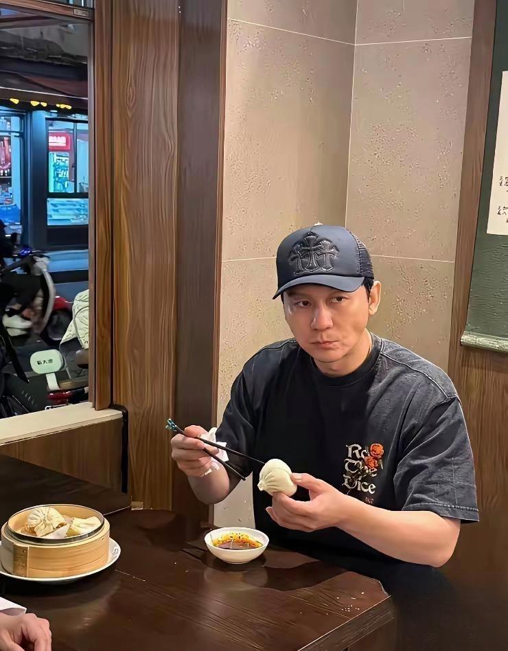 没想到！李晨50岁还在跑男里当‘工具人’，女友换了一个又一个。可我一个做制片的朋