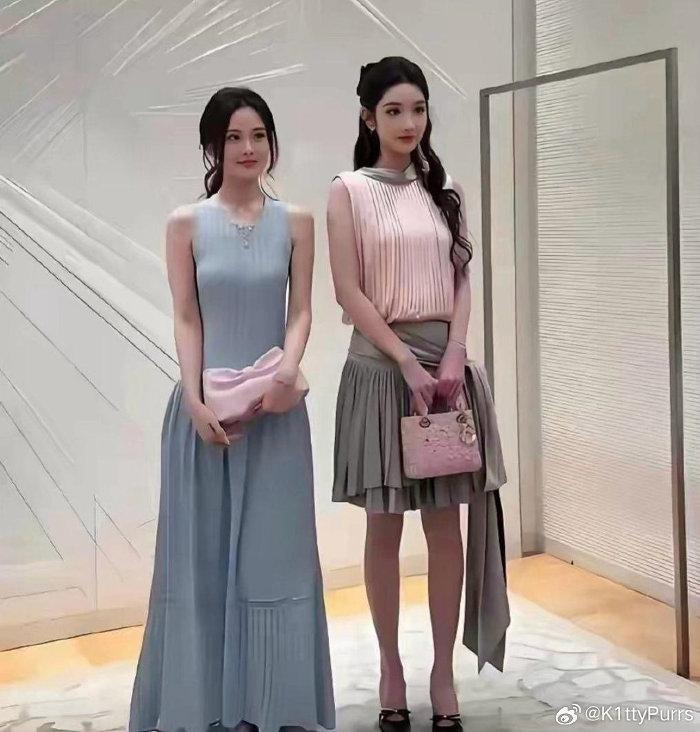 王玉雯与路人拍照，差别立刻显现出来。 