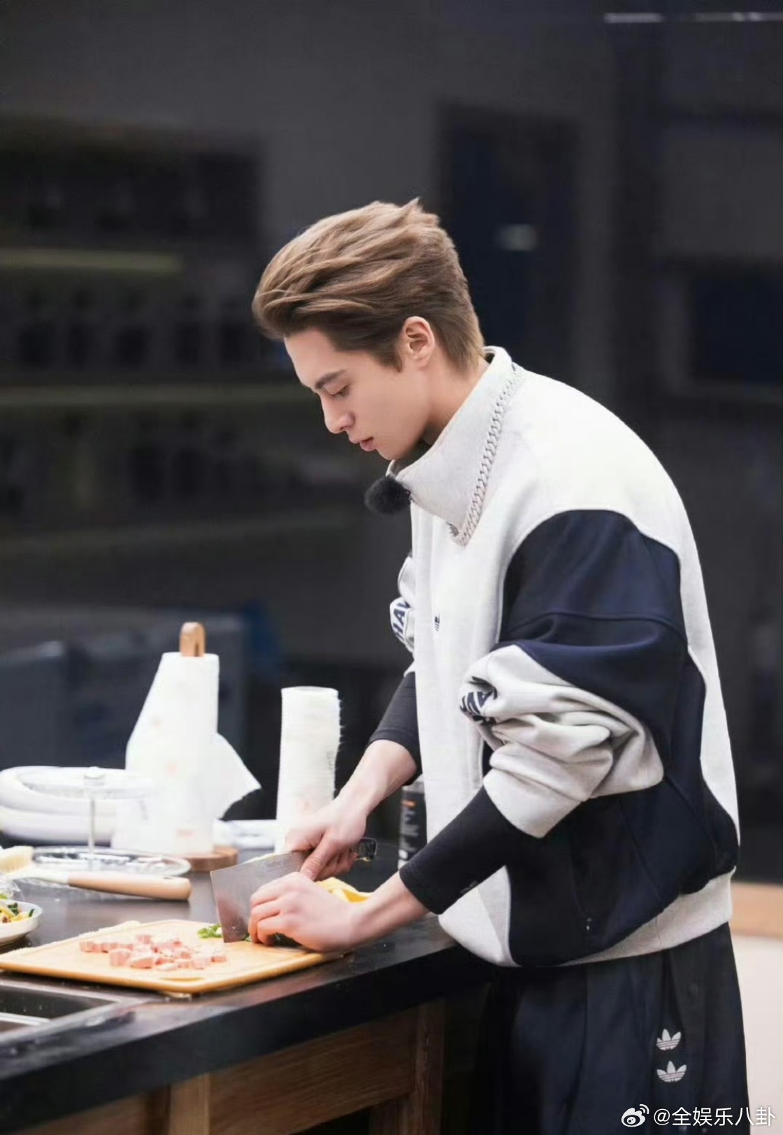 从生涩到熟练，王鹤棣的老板生涯是部养成史。王鹤棣养成系老板亲爱的客栈