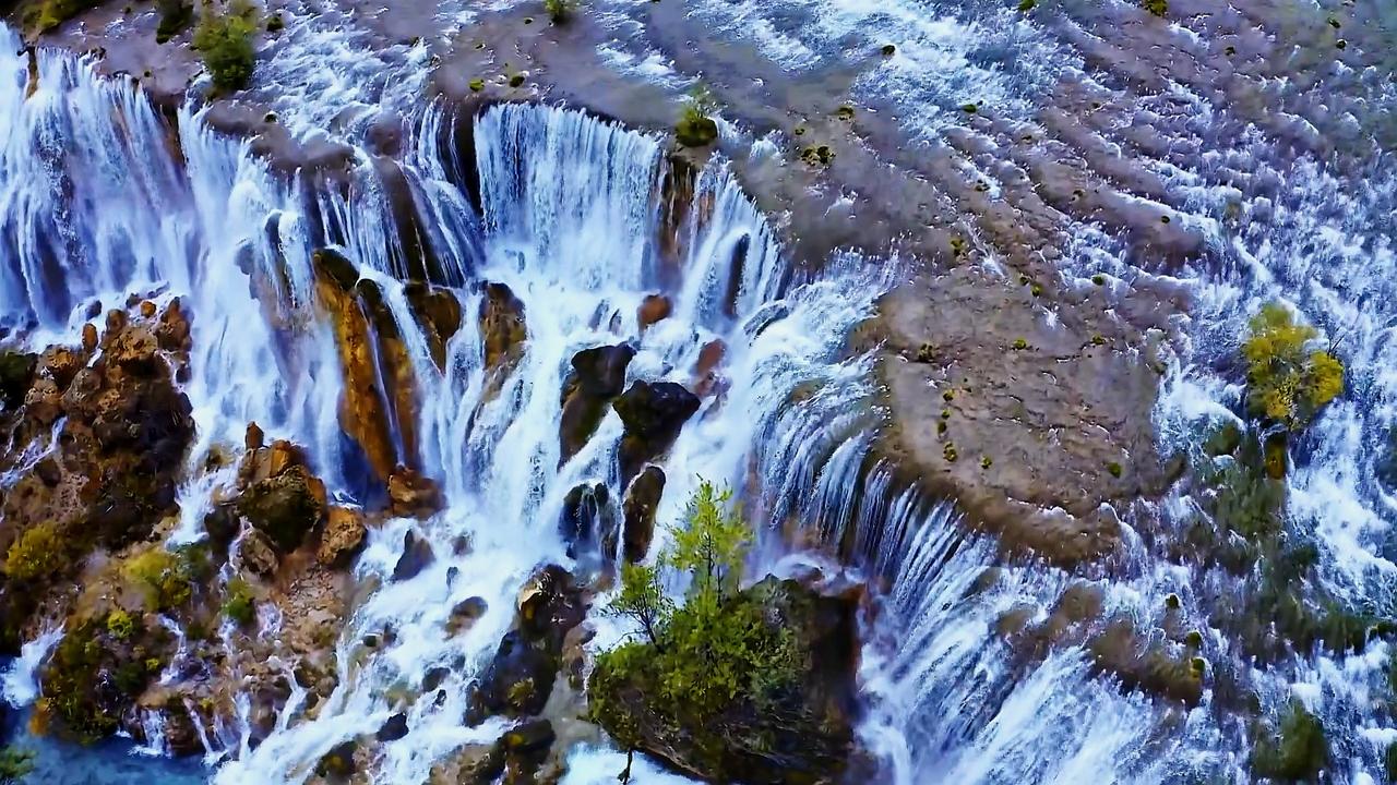 九寨沟是人们做梦都想去的地方，我就是在汶川大地震刚刚过后，去的四川。那年在四川逛