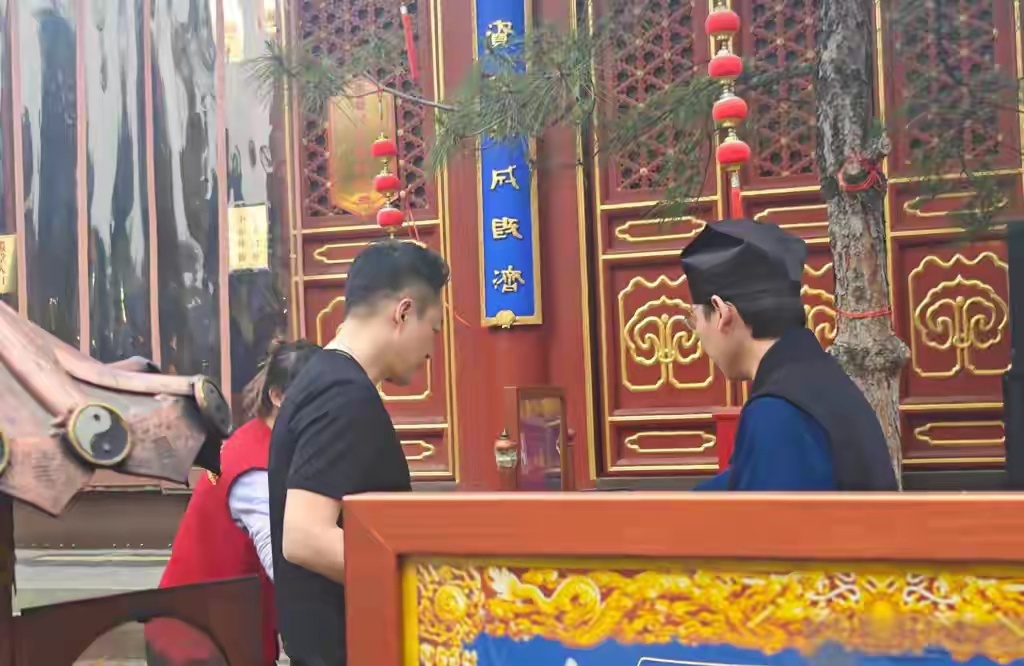 谁懂在火神庙偶遇汪小菲的震撼！ 家人们，今天刷到个超有趣的偶遇帖！4月21日，有