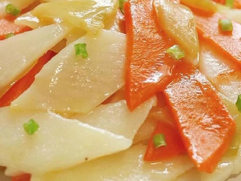 山药炒胡萝卜

现在人们都开始注重养生了，餐桌上不再是大鱼大肉，那今天我就给大家