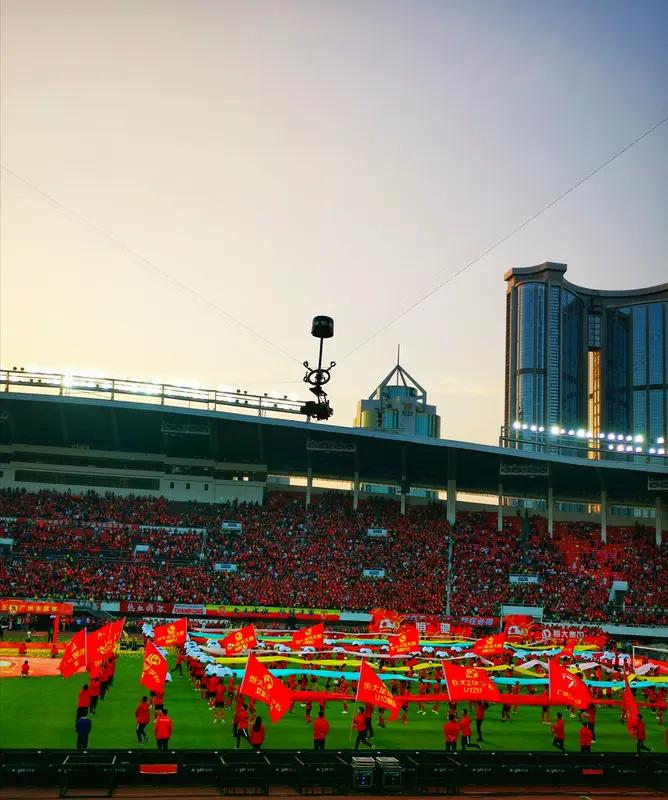 在中超联赛中，罗马尼亚中场约尼查以其精准如手术刀般的传球，屡次为队友创造绝佳得分